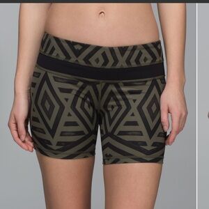 lululemon Speed Up Shorts Olive Green Black Geometric Diamond Print Lined Size 6